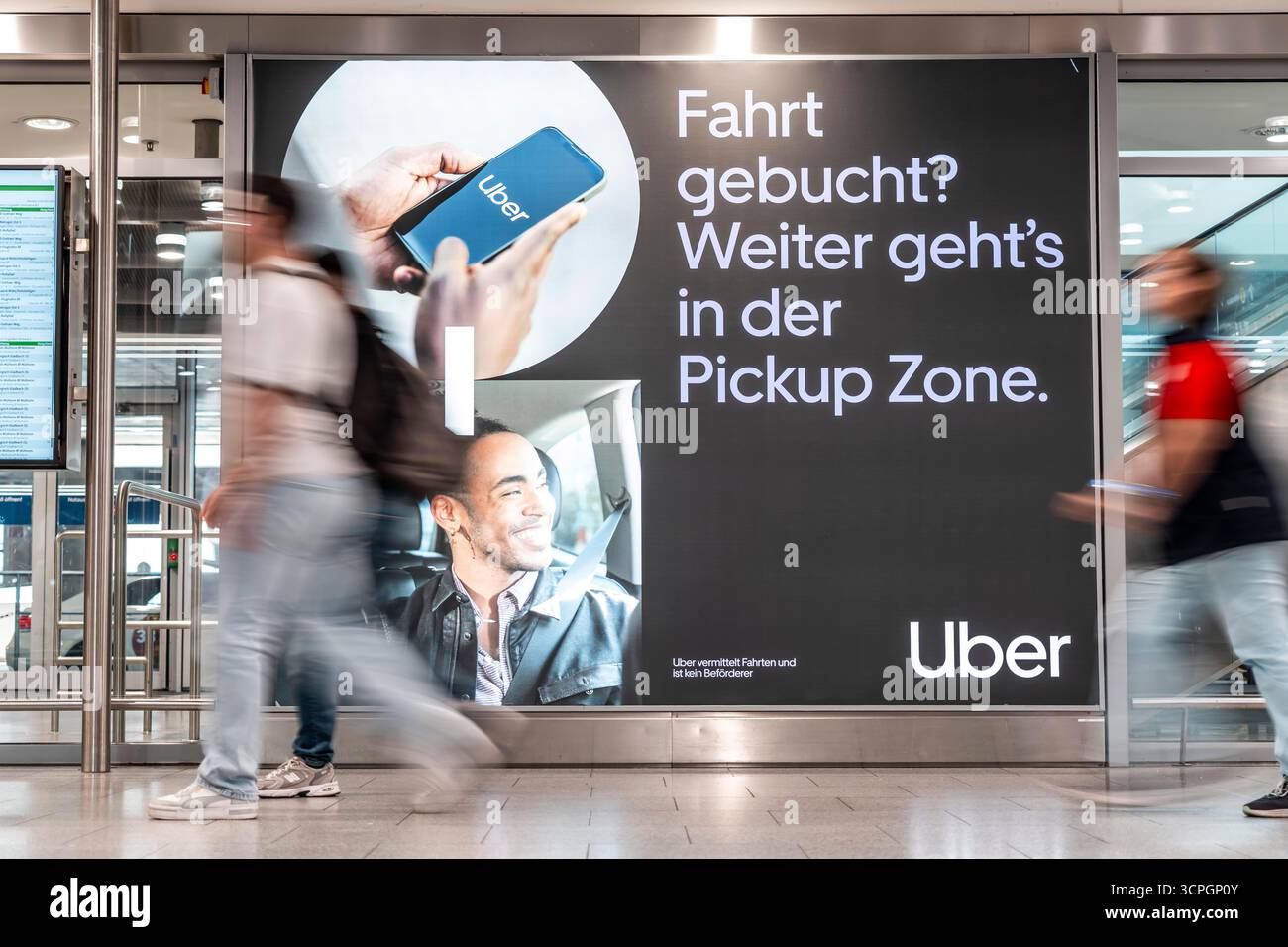 Werbung für den Online-Personenbeförderungsdienst Uber, Taxidienst, ankommende Passagiere, Terminalgebäude, Ankunftsebene, Flughafen Düsseldorf Stockfoto