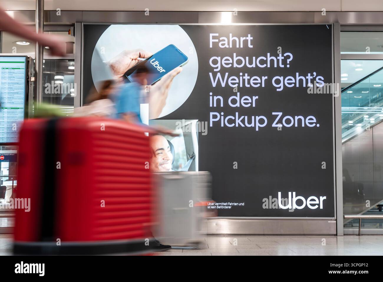 Werbung für den Online-Personenbeförderungsdienst Uber, Taxidienst, ankommende Passagiere, Terminalgebäude, Ankunftsebene, Flughafen Düsseldorf Stockfoto