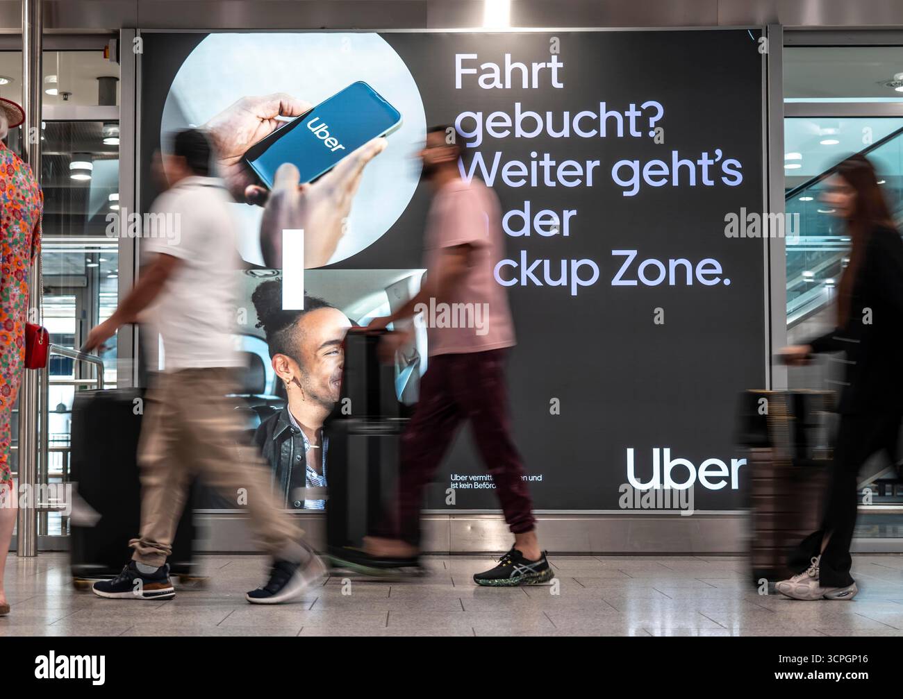 Werbung für den Online-Personenbeförderungsdienst Uber, Taxidienst, ankommende Passagiere, Terminalgebäude, Ankunftsebene, Flughafen Düsseldorf Stockfoto