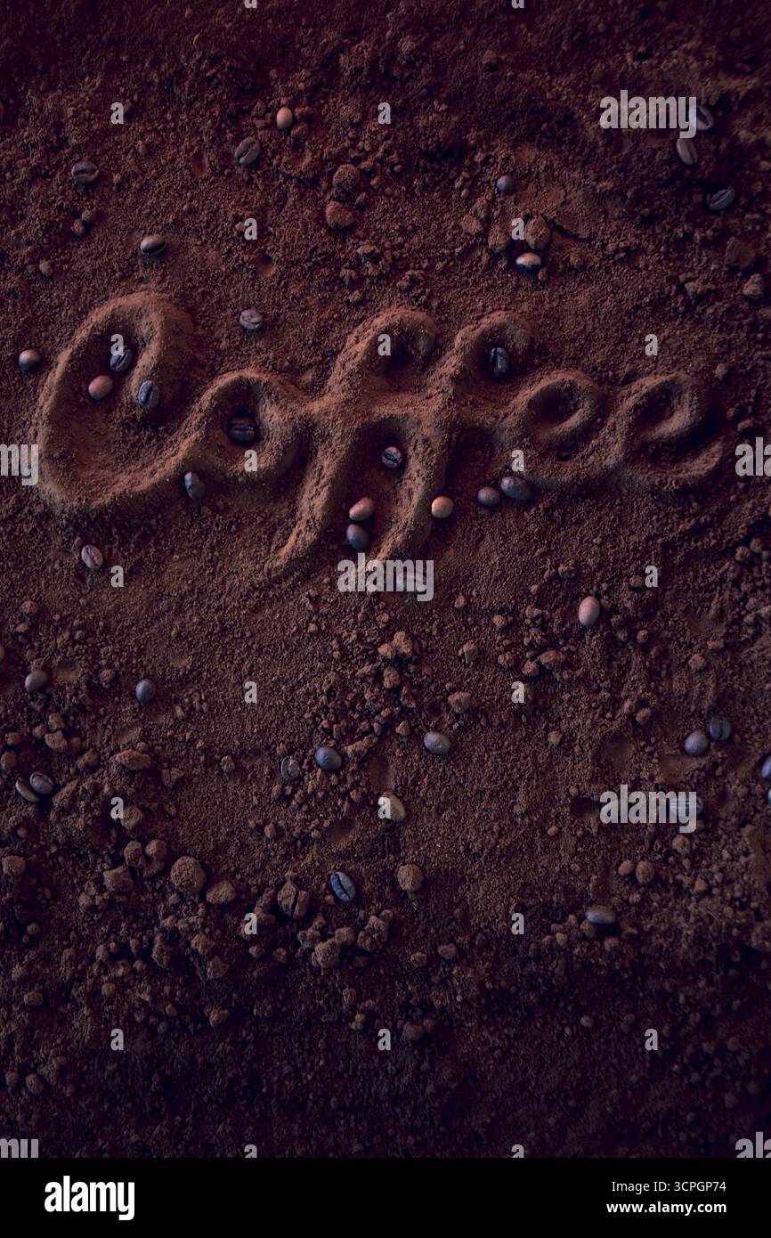 Wort „Kaffee“ in 3D aus Kaffeepulver und dunklen Röstbohnen Stockfoto