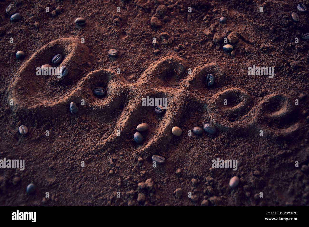 Nahaufnahme des Wortes „Kaffee“ in 3D aus Kaffeepulver und dunklen Röstbohnen Stockfoto