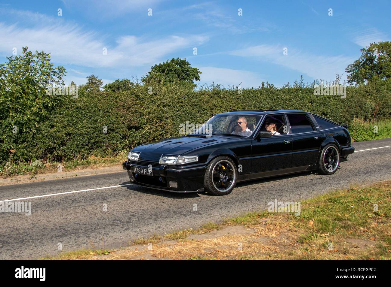 1983 80er Jahre Black Rover 3500 SE Car Hatchback Benzinmotor 3500 ccm, klassischer 5-türiger Fließheck, angetrieben von einem 3,5-Liter-V8-Benzinmotor; Fahrt mit hoher Geschwindigkeit zur Cheshire Classic Car Show, Großbritannien Stockfoto