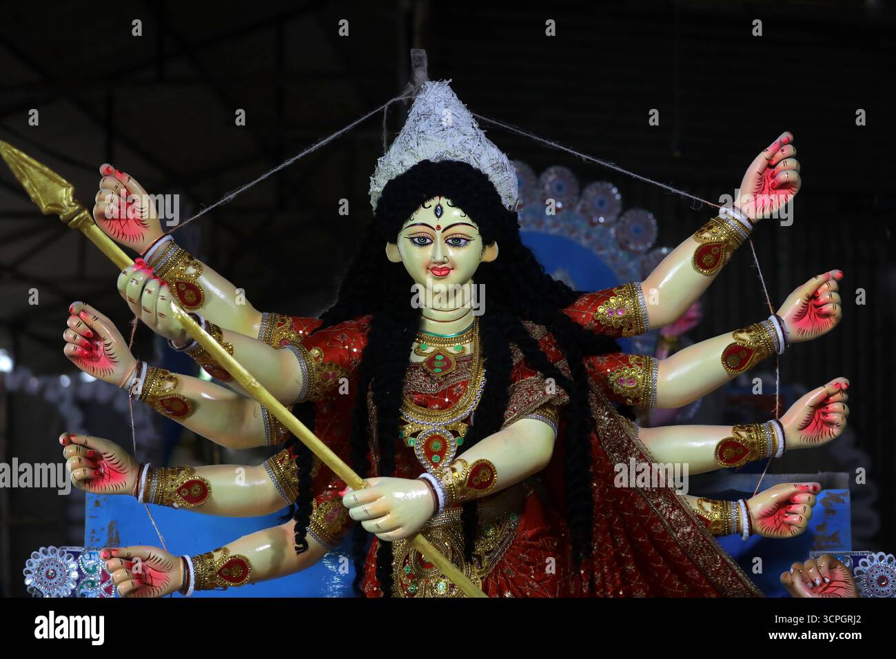 Die Herstellung von Idolen für Durga Puja wird in Tempeln und provisorischen Puja-Schauplätzen in Bangladesch durchgeführt. Handwerker in einem Tempel in den Ramna Kali Tempeln in Dhaka Stockfoto