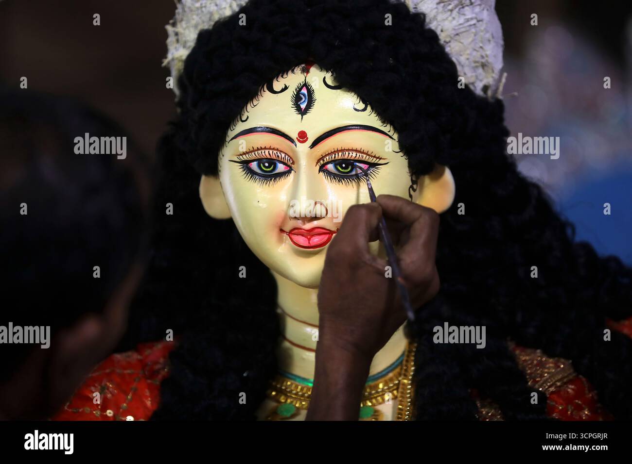 Die Herstellung von Idolen für Durga Puja wird in Tempeln und provisorischen Puja-Schauplätzen in Bangladesch durchgeführt. Handwerker in einem Tempel in den Ramna Kali Tempeln in Dhaka Stockfoto