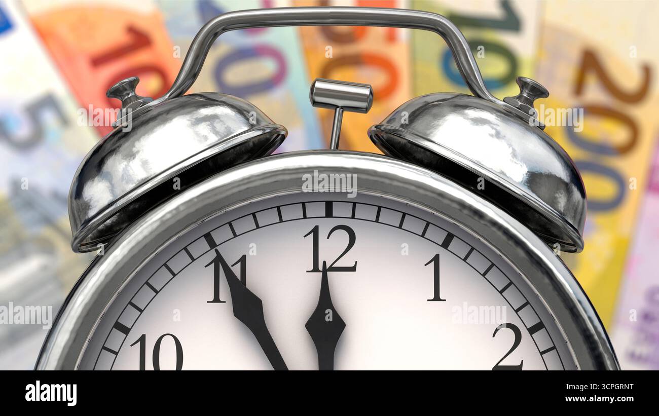 5 bis 12 – Wecker mit Euro-Noten im Hintergrund Stockfoto