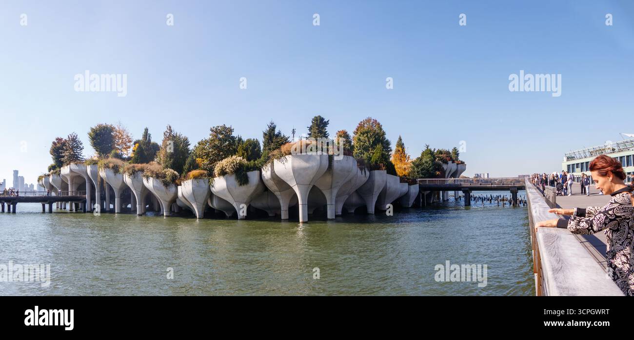 Malerischer Blick auf den Little Island Park mit einzigartigen Betonstrukturen über dem Hudson River in New York City an einem klaren Pier 55 von Heatherwick Studio Stockfoto