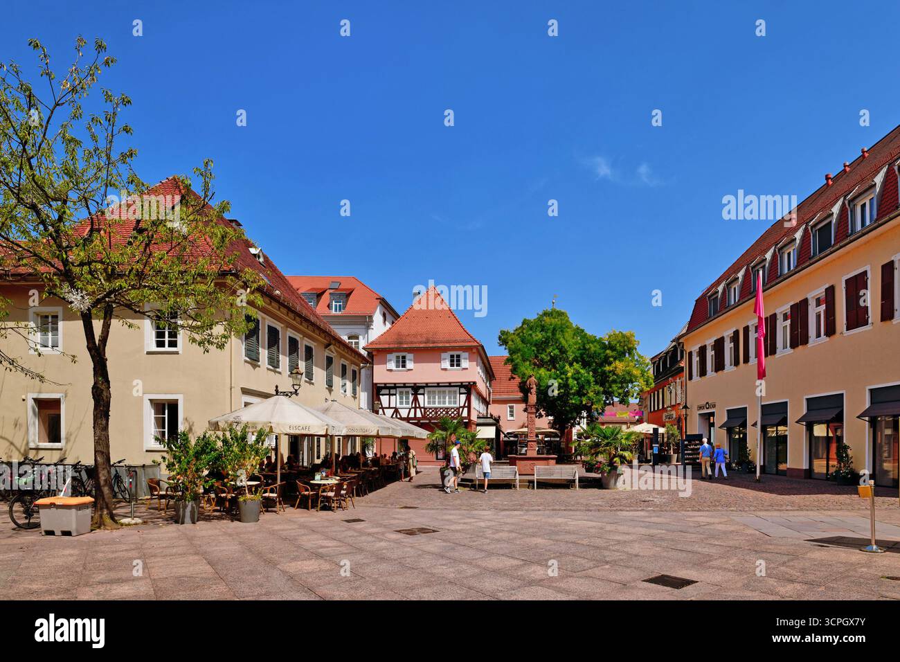 Ettlingen, Deutschland - 13. August 2025: Brunnen am Ettlinger Schlosplatz an einem sonnigen Tag in Deutschland Stockfoto