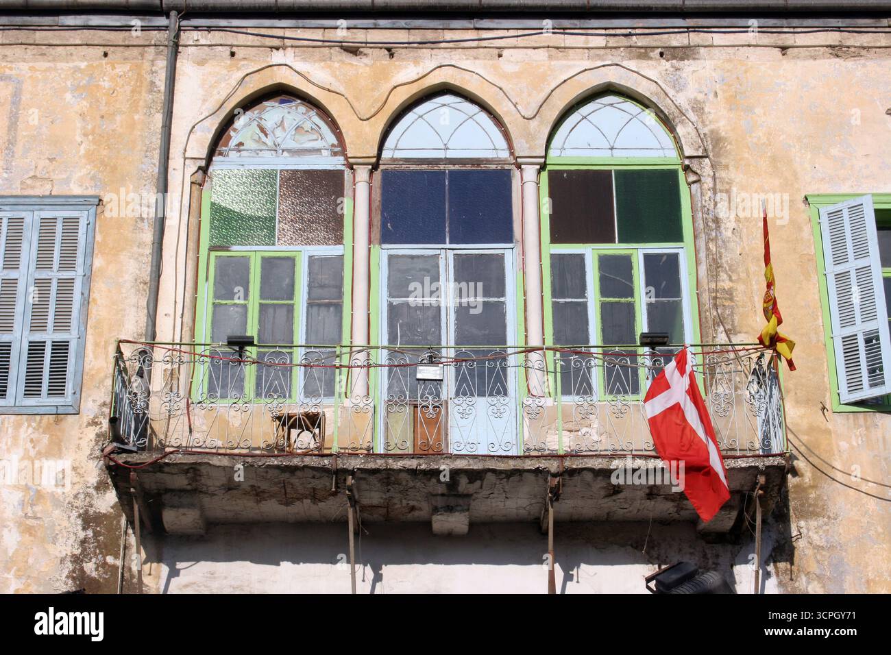 Balkon und Fenster in Nazareth, Israel. Balkon und Bogenfenster in einem alten Steingebäude in Nazareth, Israel Stockfoto