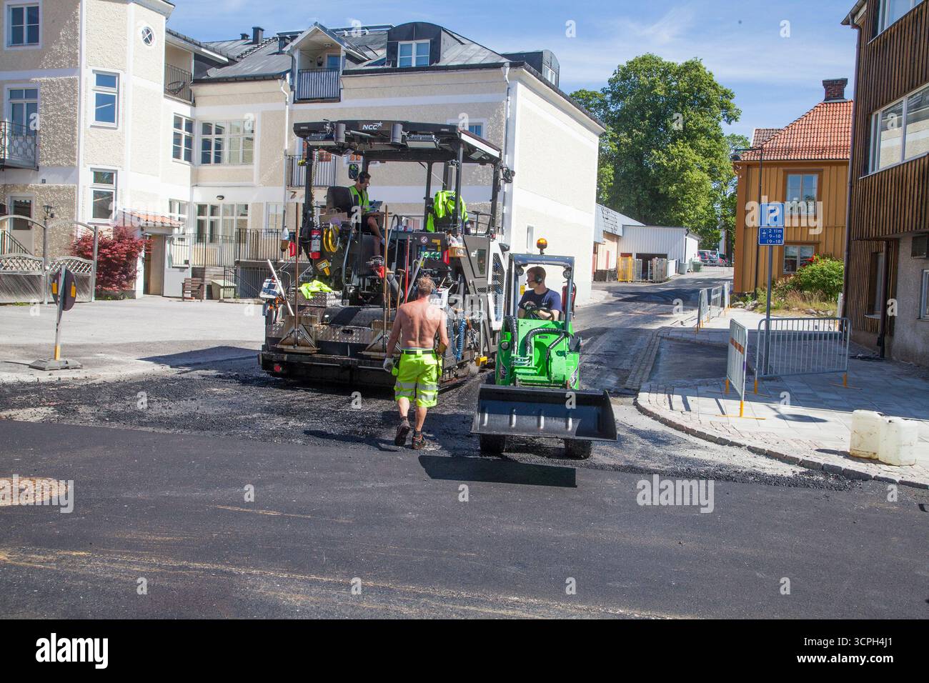 Asphalt wurde auf einer Durchgangsstraße in der Gemeinde gelegt Stockfoto