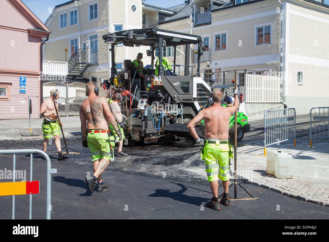 Asphalt wurde auf einer Durchgangsstraße in der Gemeinde gelegt Stockfoto