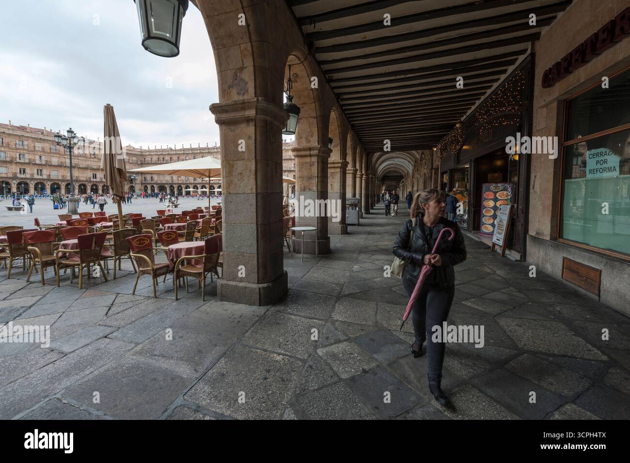Plaza Major von der Arkade aus gesehen. Salamanca, Kastilien und León, Spanien Stockfoto