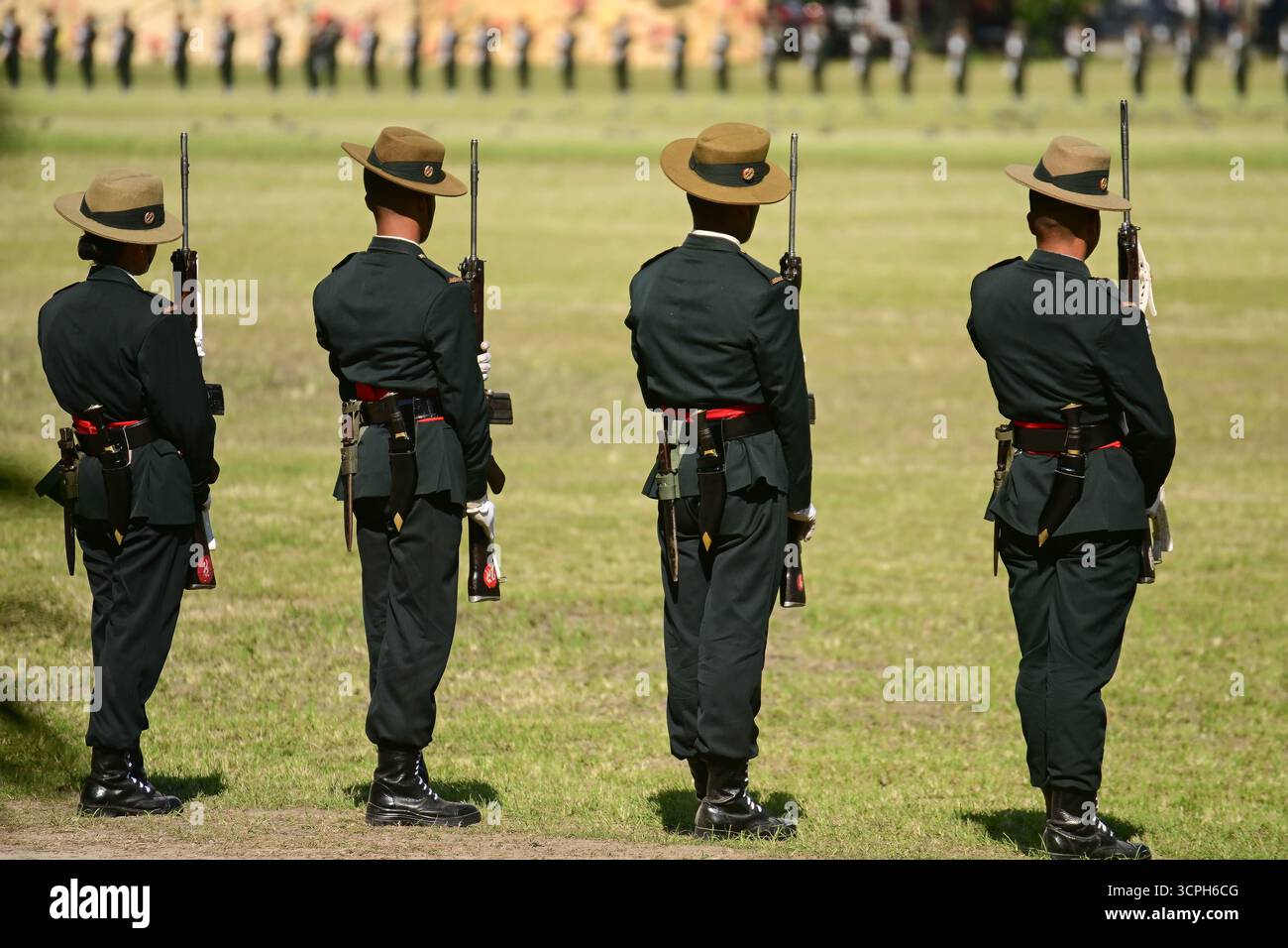 Kathmandu, Nepal. 26. September 2025. Soldaten der nepalesischen Armee nehmen an der großen Fulpati-Probe zu Ehren der Göttin Durga teil, als Teil von Dashain, Nepals größtem Hindu-Festival. Foto: Safal Prakash Shrestha Stockfoto
