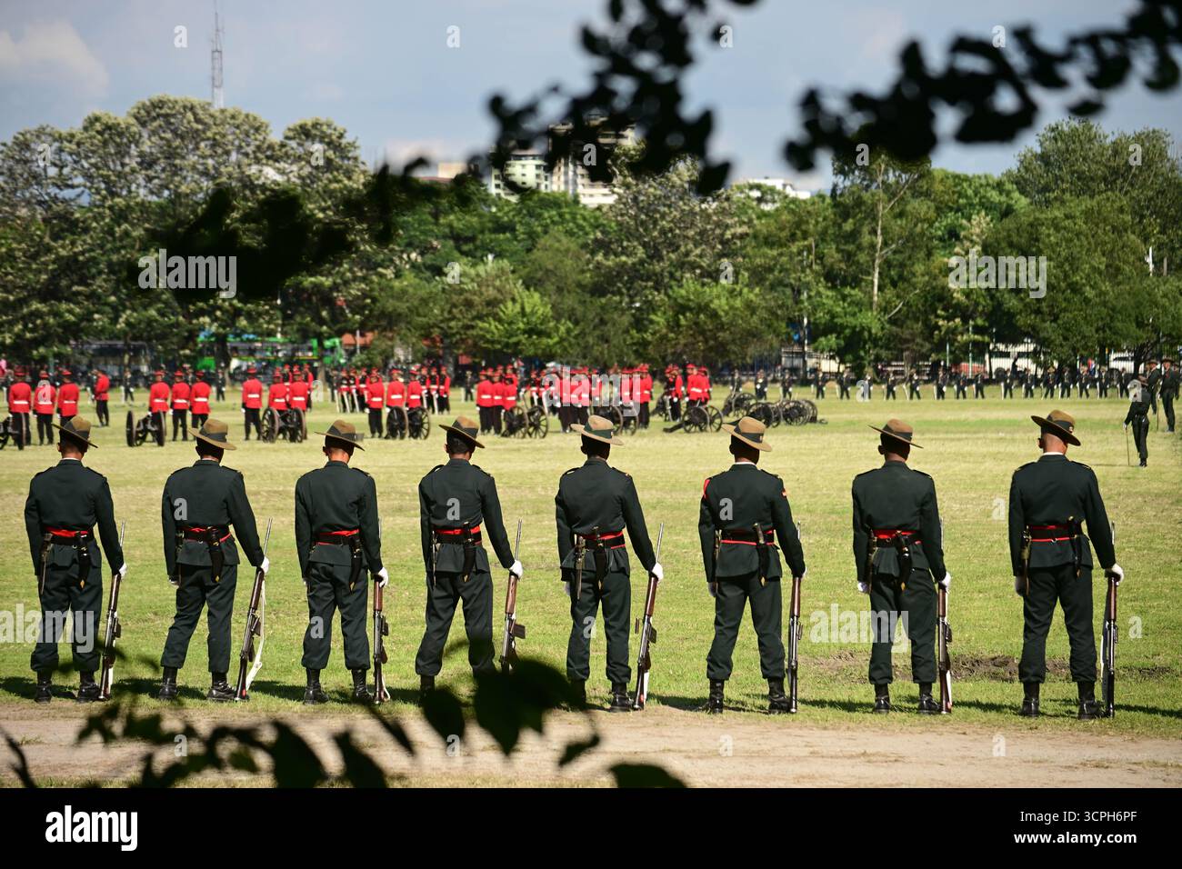 Kathmandu, Nepal. 26. September 2025. Soldaten der nepalesischen Armee nehmen an der großen Fulpati-Probe zu Ehren der Göttin Durga teil, als Teil von Dashain, Nepals größtem Hindu-Festival. Foto: Safal Prakash Shrestha Stockfoto