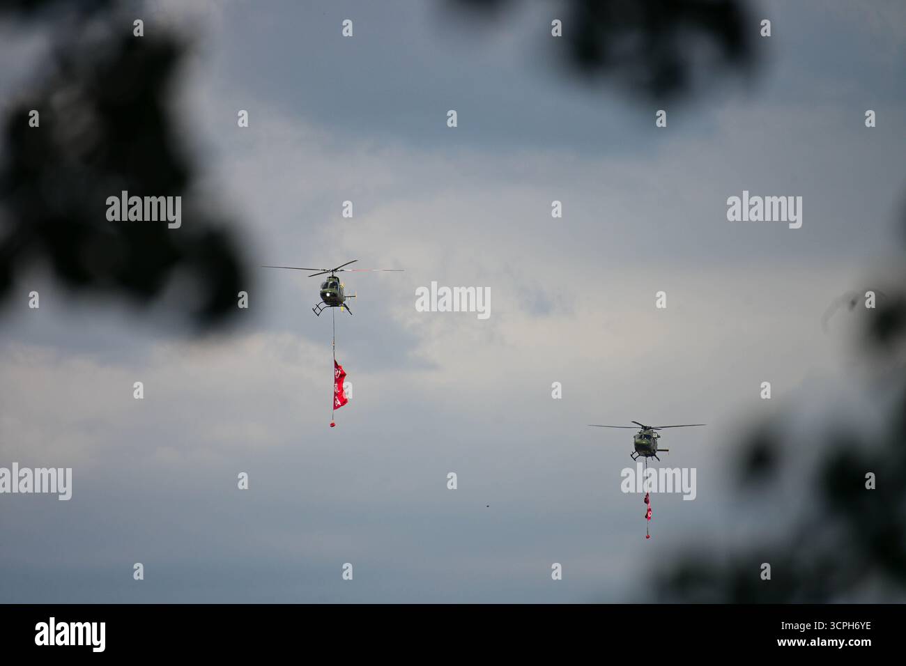Kathmandu, Nepal. 26. September 2025. Helikopter der nepalesischen Armee nehmen an der großen Fulpati-Probe teil, die zu Ehren der Göttin Durga während Dashain, dem größten Hindu-Festival in Nepal, stattfand. Foto: Safal Prakash Shrestha Stockfoto