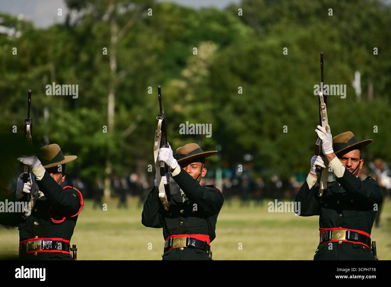 Kathmandu, Nepal. 26. September 2025. Die Soldaten der nepalesischen Armee warfen bei der großen Fulpati-Probe, die zu Ehren der Göttin Durga im Rahmen des Dashain, Nepals größtem Hindu-Festival, stattfand. Foto: Safal Prakash Shrestha Stockfoto
