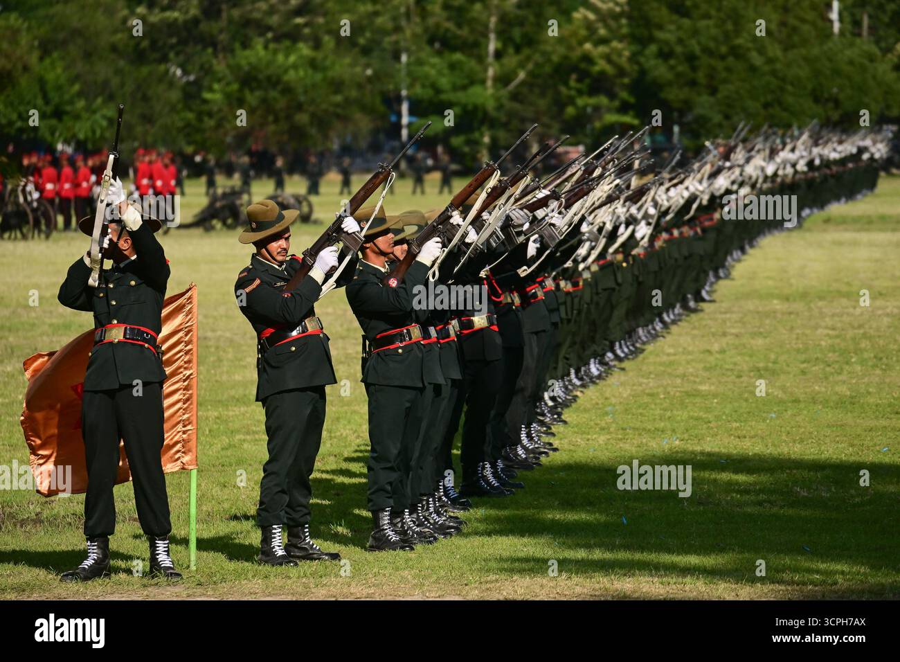 Kathmandu, Nepal. 26. September 2025. Die Soldaten der nepalesischen Armee warfen bei der großen Fulpati-Probe, die zu Ehren der Göttin Durga im Rahmen des Dashain, Nepals größtem Hindu-Festival, stattfand. Foto: Safal Prakash Shrestha Stockfoto