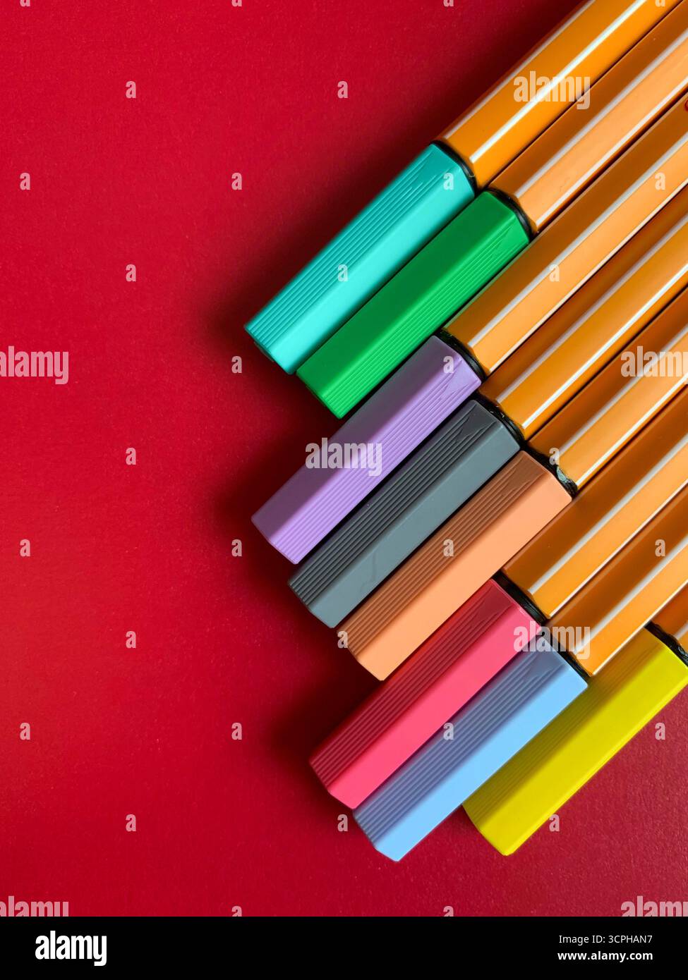 Farbenfrohe Marker für Büro und Arbeitszimmer. Viele farbige Marker auf farbigem Hintergrund, flach. Schulpapier. Das Konzept von Studium, Büro. - Smartphone-aufgenommenes Stockfoto