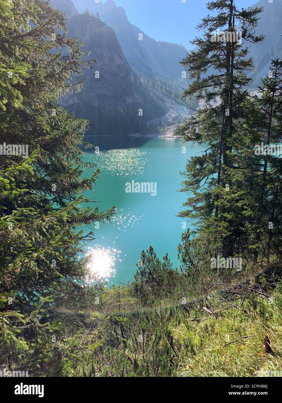 Pragser Wildsee, Pragser See oder Pragser Pragser See in den Dolomiten im Herbst, Südtirol, Italien. Das Konzept des Wanderns und des Ökotourismus. - Smartphone-aufgenommenes Stockfoto