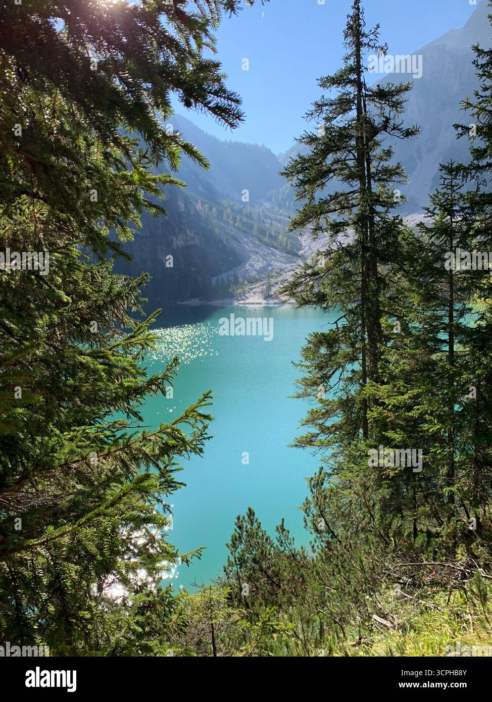 Pragser Wildsee, Pragser See oder Pragser Pragser See in den Dolomiten im Herbst, Südtirol, Italien. Das Konzept des Wanderns und des Ökotourismus. - Smartphone-aufgenommenes Stockfoto