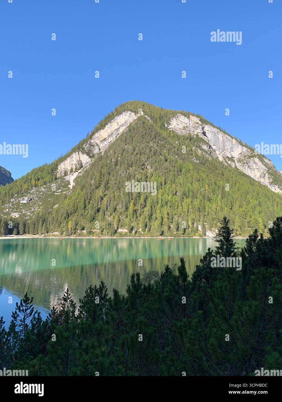 Pragser Wildsee, Pragser See oder Pragser Pragser See in den Dolomiten im Herbst, Südtirol, Italien. Das Konzept des Wanderns und des Ökotourismus. - Smartphone-aufgenommenes Stockfoto