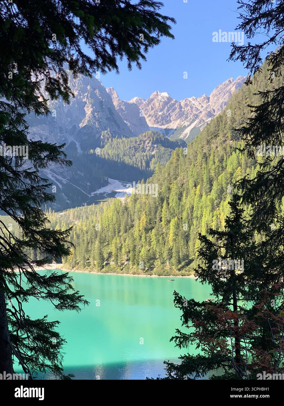 Pragser Wildsee, Pragser See oder Pragser Pragser See in den Dolomiten im Herbst, Südtirol, Italien. Das Konzept des Wanderns und des Ökotourismus. - Smartphone-aufgenommenes Stockfoto