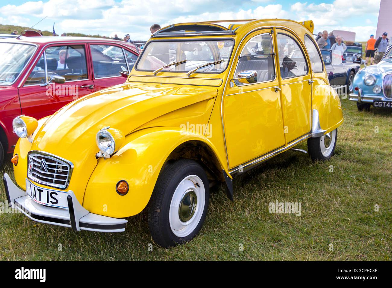 Leuchtend gelber Vintage Citroën 2CV 6 auf einer Automobilausstellung mit klassischem französischem Automobildesign und Deux-Chevaux-Stil Stockfoto