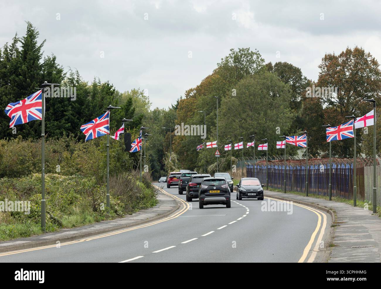 Union Jacks und St. George's Cross Flags. Vor dem Flughafen Biggin Hill, London, Großbritannien. Stockfoto