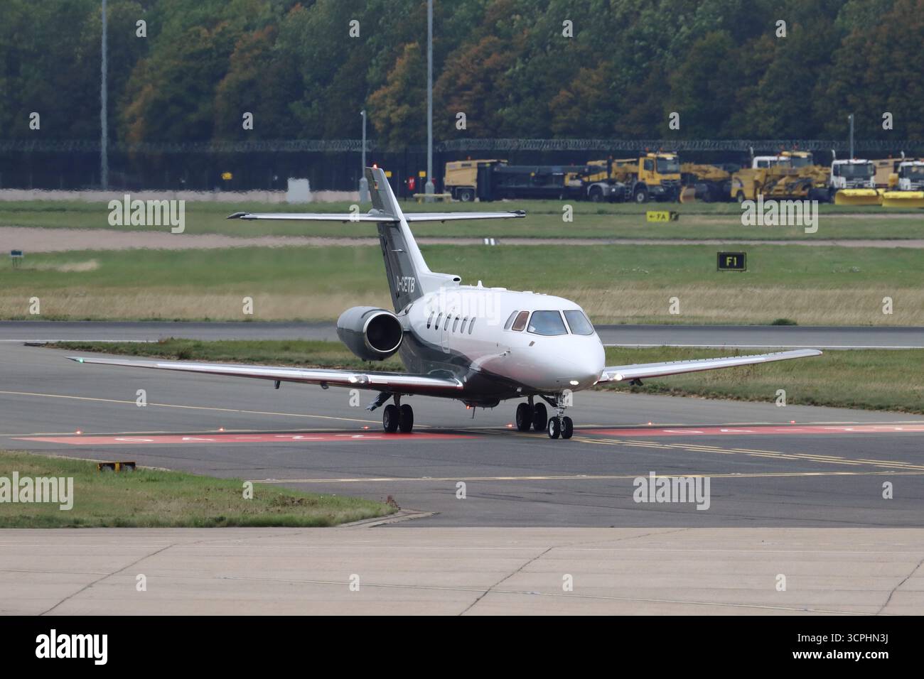 D-CETB, Hawker Beechcraft Hawker 750, privat, Abfahrt London Stansted Airport, Essex, UK am 20. September 2025 Stockfoto