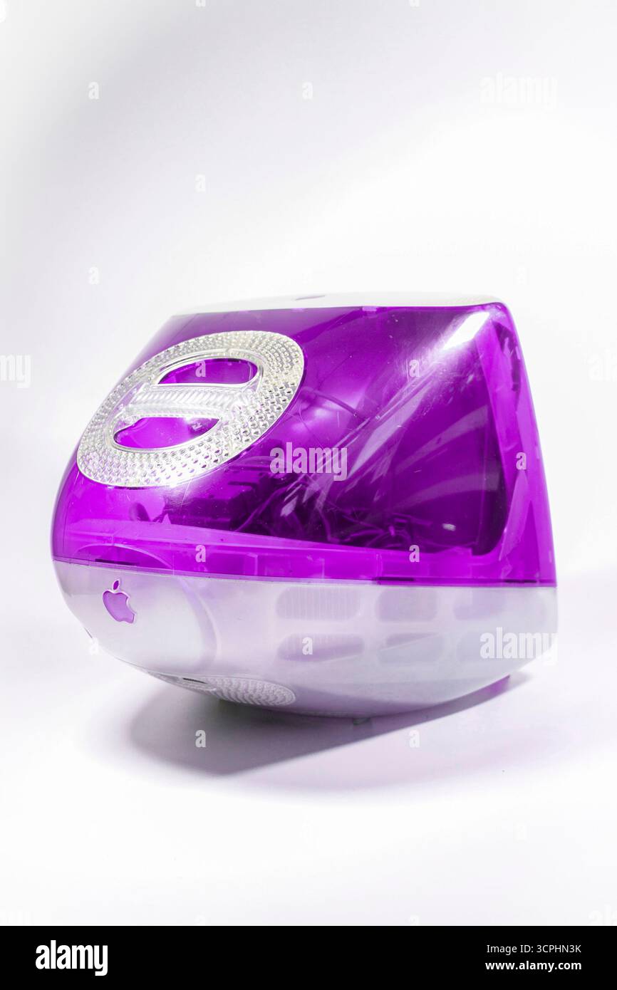 Lila Apple iMac G3 Computer mit einzigartigem, durchscheinendem Design auf weißem Hintergrund Stockfoto