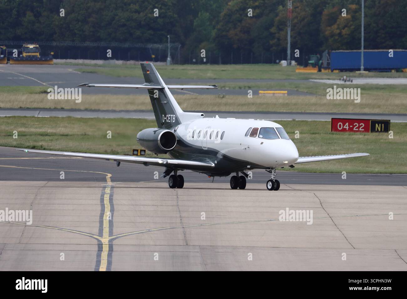 D-CETB, Hawker Beechcraft Hawker 750, privat, Abfahrt London Stansted Airport, Essex, UK am 20. September 2025 Stockfoto