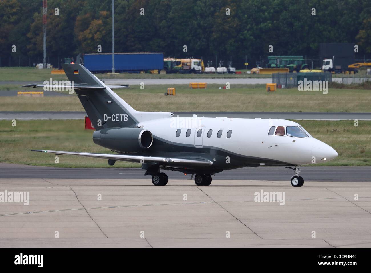 D-CETB, Hawker Beechcraft Hawker 750, privat, Abfahrt London Stansted Airport, Essex, UK am 20. September 2025 Stockfoto