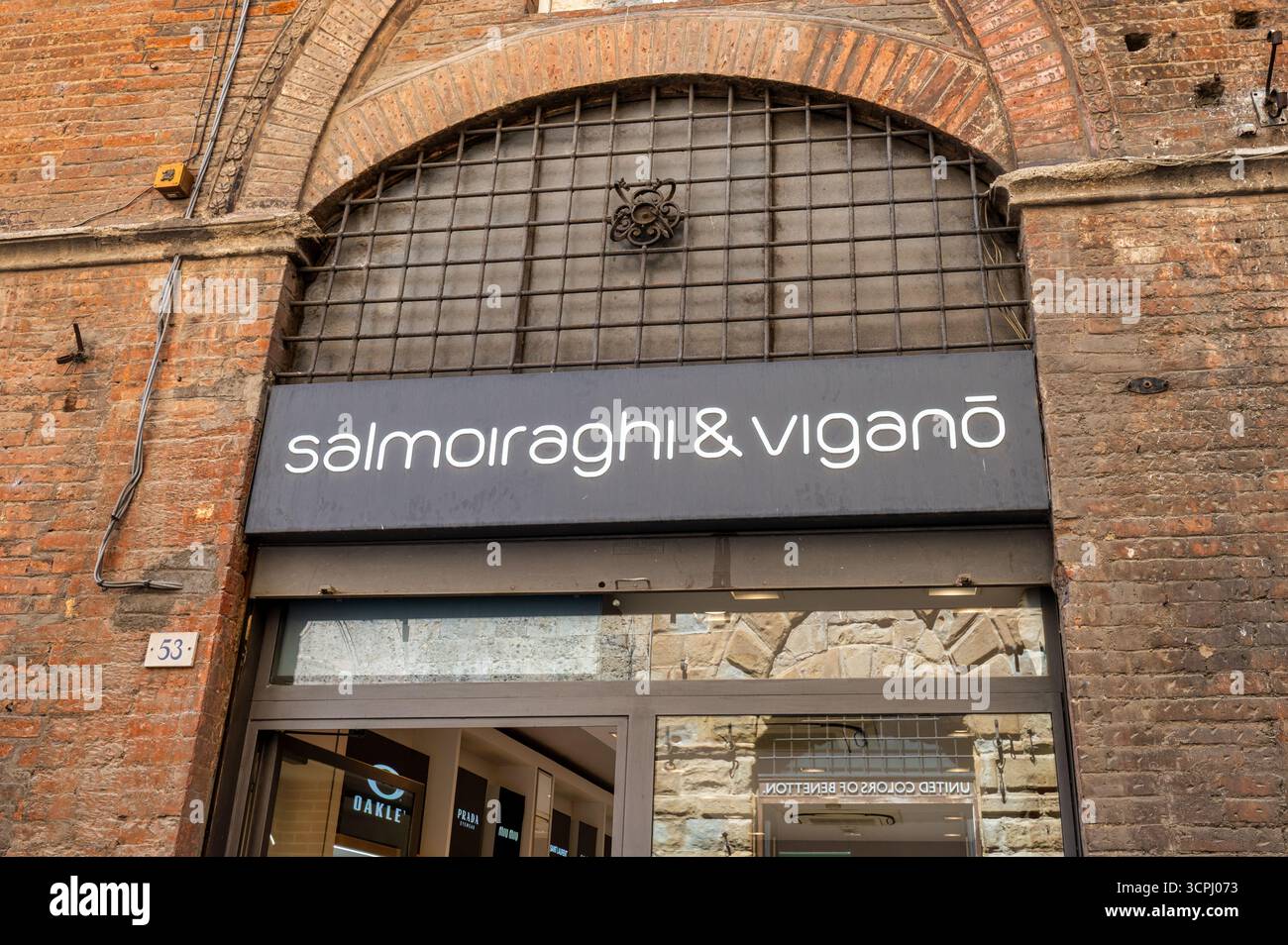 Siena, Italien – 8. Juli 2025: Die Vorderseite des Salmoiraghi & Vigano Ladens in Siena. Stockfoto