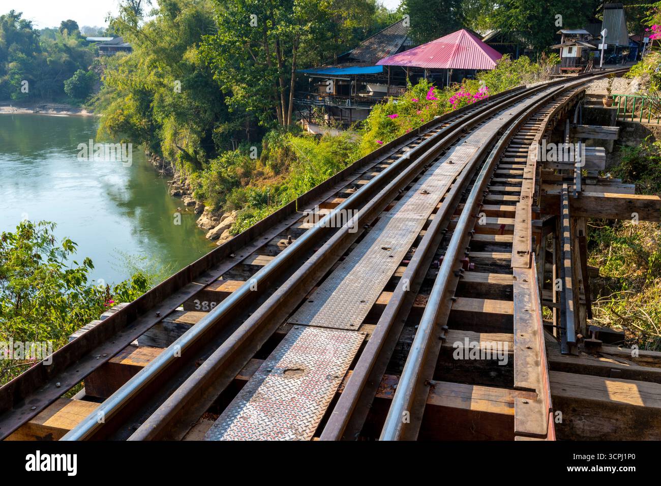 Die Todesbahnbrücke, die gefährlich unter Verwendung der Zwangsarbeit von Kriegsgefangenen unter der japanischen Besatzungsarmee während des Zweiten Weltkriegs gebaut wurde Stockfoto