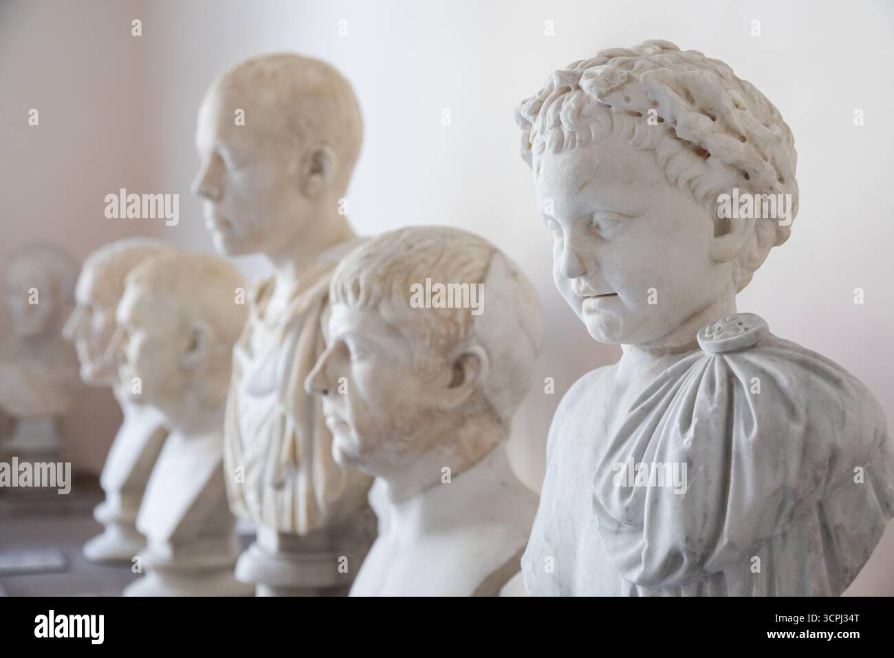 NEAPEL, ITALIEN – AUGUST 2025: Marmorporträtbüsten im römischen Stil aus der Sammlung Farnese, ausgestellt im Archäologischen Museum von Neapel – 1 Stockfoto