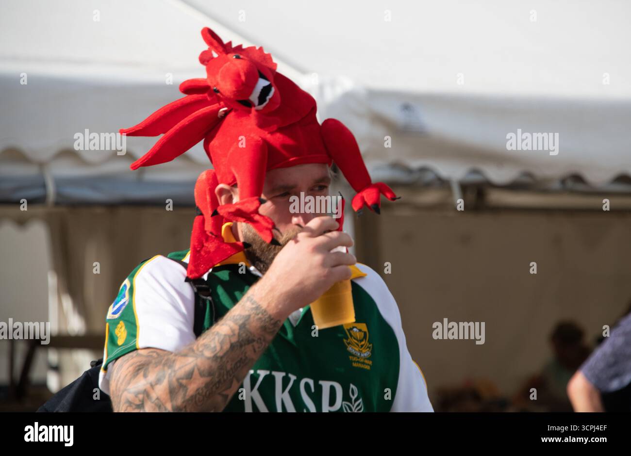 Mann mit Drachenhut, bei Tug of war, Weltmeisterschaften, Nottingham Stockfoto