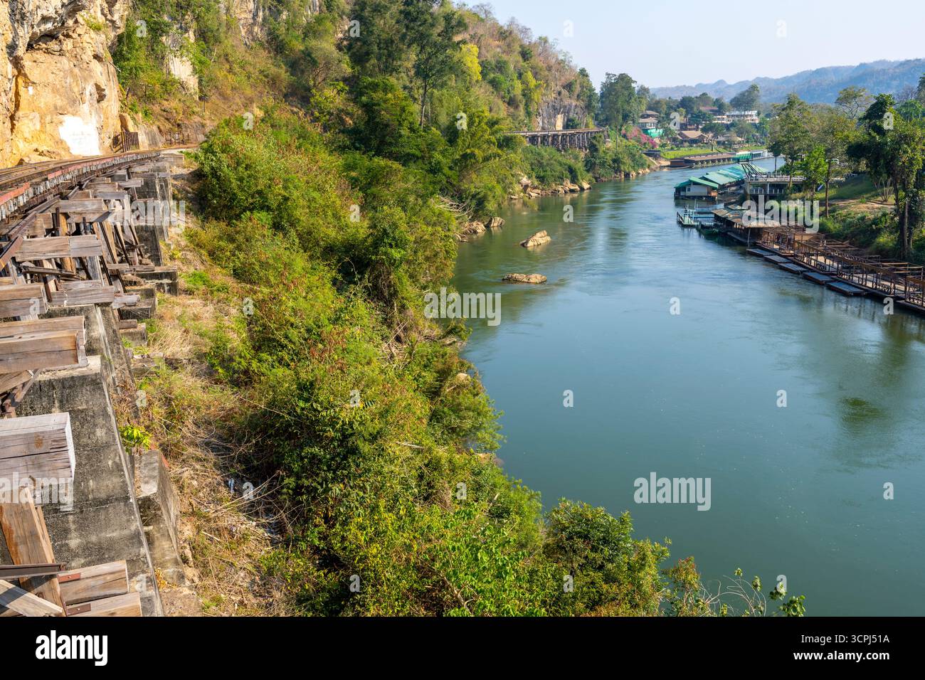 Die Todesbahnbrücke, die gefährlich unter Verwendung der Zwangsarbeit von Kriegsgefangenen unter der japanischen Besatzungsarmee während des Zweiten Weltkriegs gebaut wurde Stockfoto