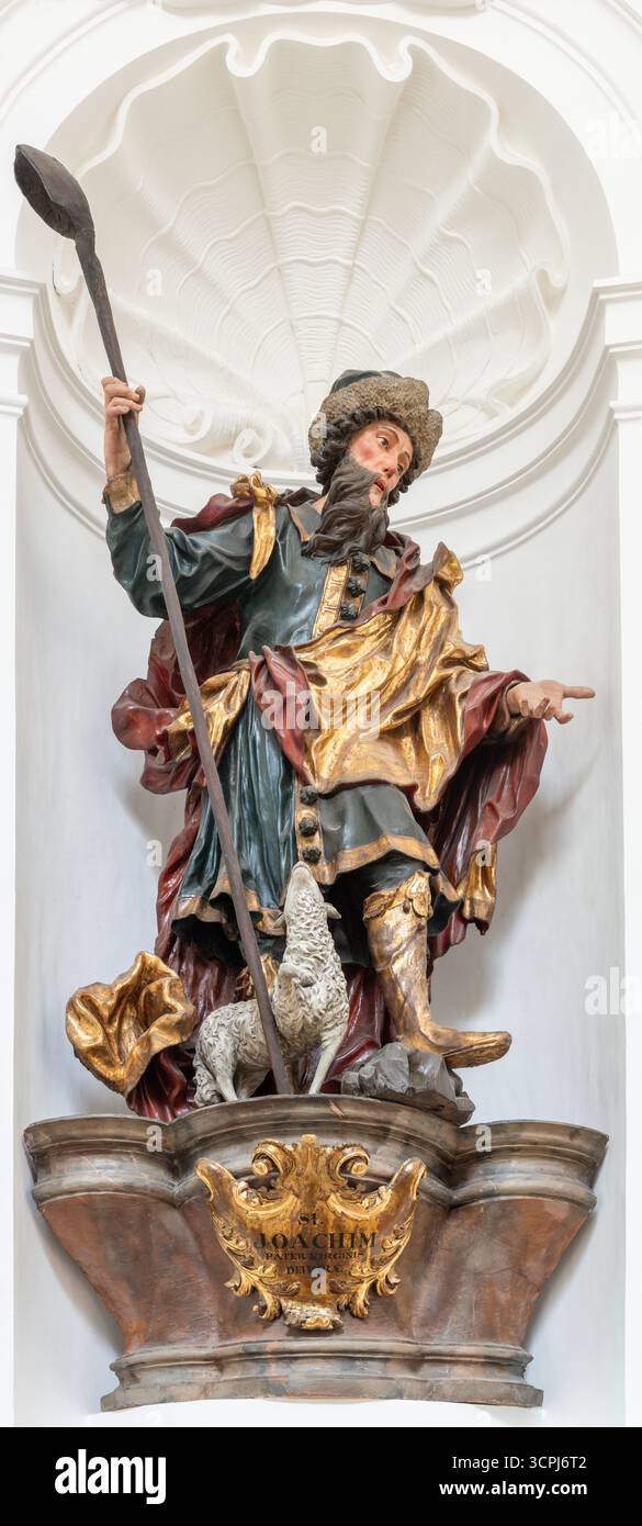 SALZBURG, AUSTIRA - 8. SEPTEMBER 2025: Die geschnitzte polychrome Barockstatue St. Joachim in der Kirche Kollegienkirche von Josef Anton Pfaffinger Stockfoto