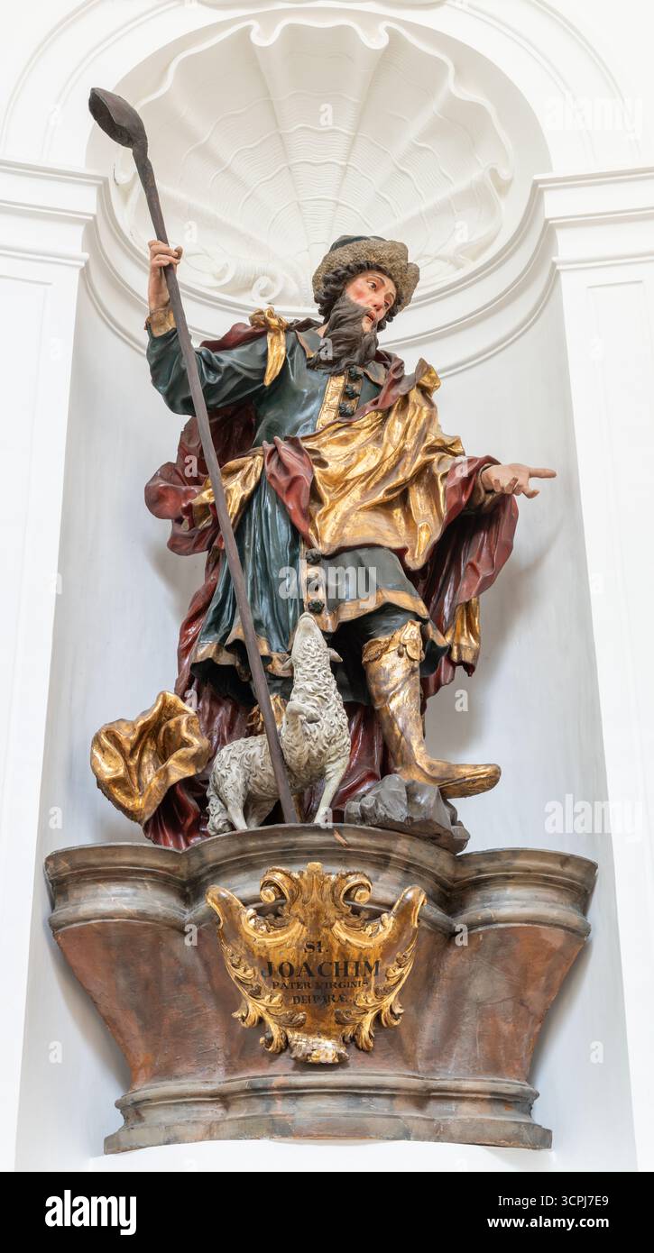SALZBURG, AUSTIRA - 8. SEPTEMBER 2025: Die geschnitzte polychrome Barockstatue St. Joachim in der Kirche Kollegienkirche von Josef Anton Pfaffinger Stockfoto
