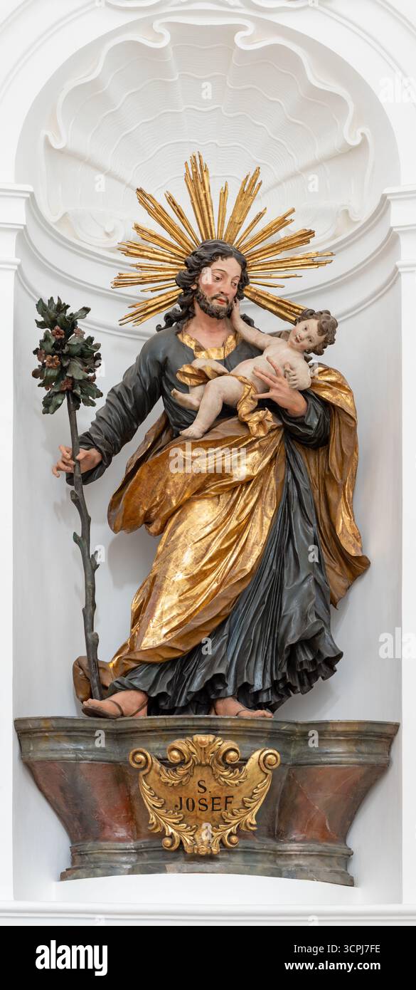 SALZBURG, AUSTIRA - 8. SEPTEMBER 2025: Die geschnitzte polychrome Barockstatue St. Joseph in der Kirche Kollegienkirche von Josef Anton Pfaffinger Stockfoto