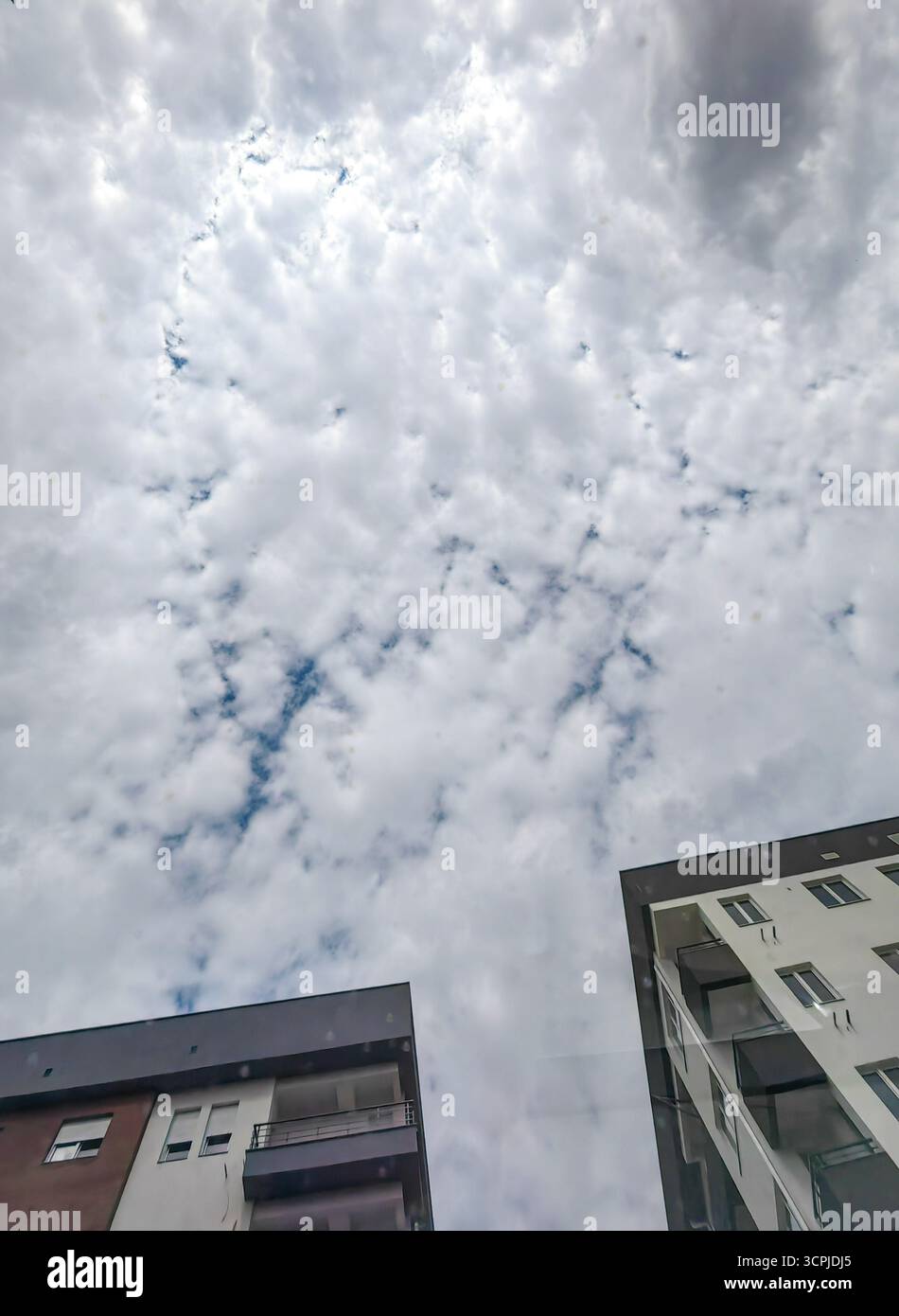 Up in the Sky – Moderne Geometrie. Stockfoto