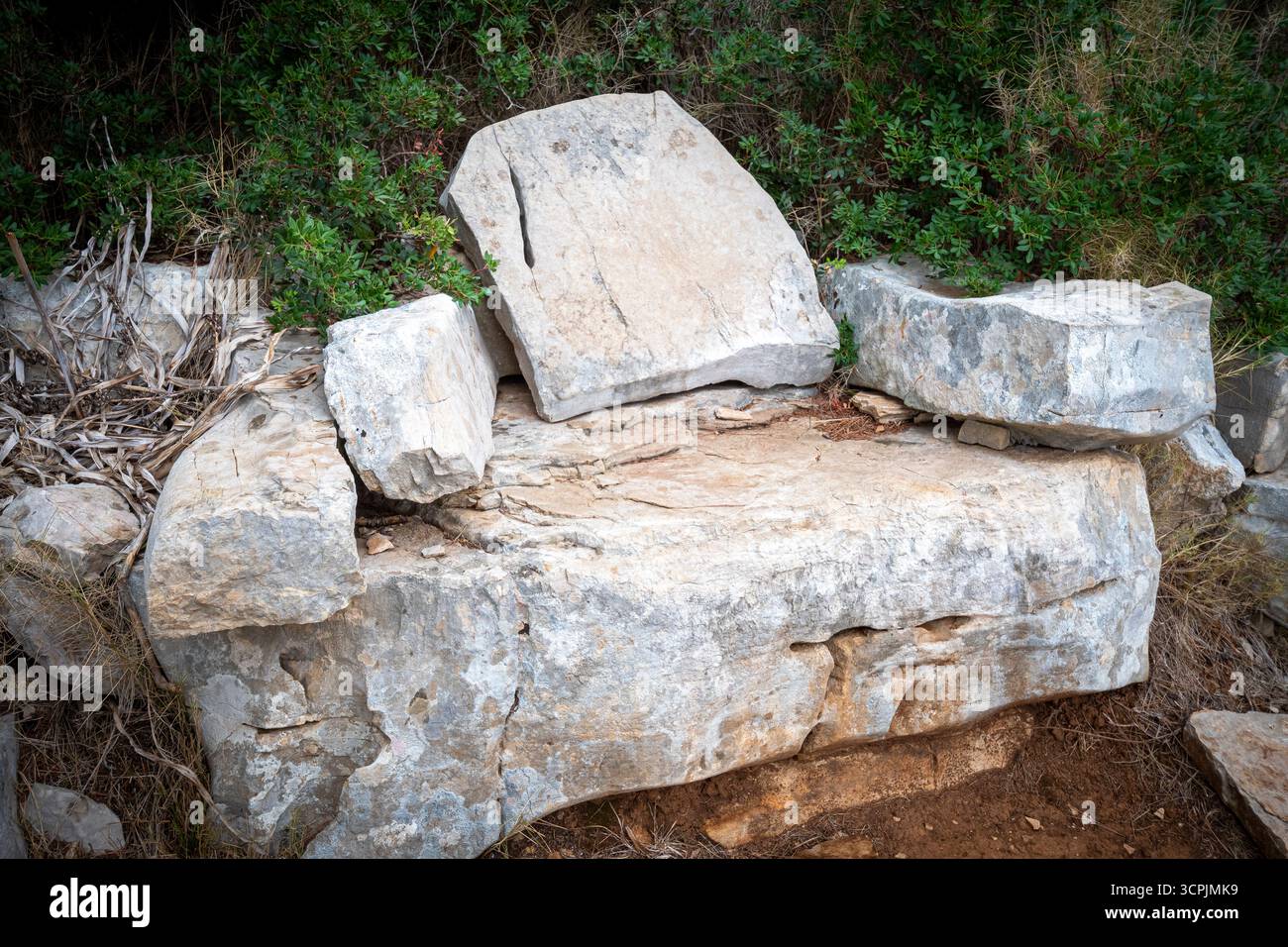 Die Steinzeitbänke des Naturparks inTelašćica sind in die natürliche Landschaft des Parks integriert, um die Gegend für Besucher noch attraktiver zu machen Stockfoto