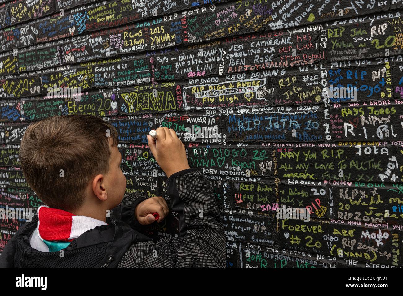 Tribut-Botschaften von Fußballfans an der „Forever 20“ Wand in der Nähe des Anfield Stadions in Liverpool nach dem Tod von Diogo Jota geschrieben. Liverpool . Stockfoto