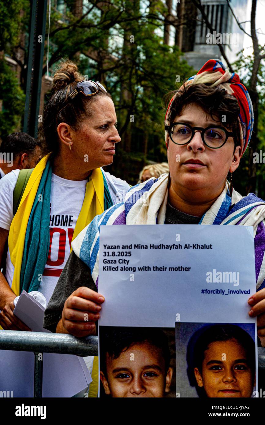 New York, New York, USA. September 2025. Während der Rede des israelischen Ministerpräsidenten Benjamin Netanahyu vor den Vereinten Nationen versammelten sich friedliche Demonstranten schweigend, um gegen die Kriegspolitik von Herrn Netanahyu zu protestieren und ihre kollektive Macht zu festigen, um zu sagen: "Bring sie jetzt nach Hause". Zusammen mit den Isreaeli und den amerikanischen Juden gab es ein Kontingent von Mother's for Peace, eine repräsentierende israelische Frauenlohn Peace und palästinensische Frauen der Sonne. Diese feministische Friedenskoalition forderte die politischen Führer auf, über ein Ende des Blutvergießens zu verhandeln und den Konflikt zwischen Israel und Palästina zu lösen. ( Stockfoto