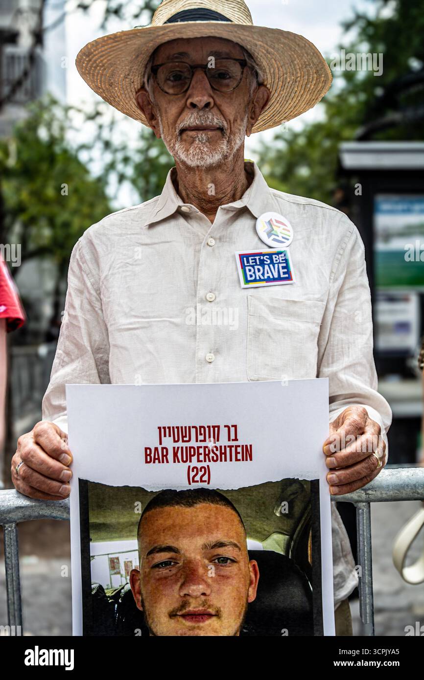 New York, New York, USA. September 2025. Während der Rede des israelischen Ministerpräsidenten Benjamin Netanahyu vor den Vereinten Nationen versammelten sich friedliche Demonstranten schweigend, um gegen die Kriegspolitik von Herrn Netanahyu zu protestieren und ihre kollektive Macht zu festigen, um zu sagen: "Bring sie jetzt nach Hause". Zusammen mit den Isreaeli und den amerikanischen Juden gab es ein Kontingent von Mother's for Peace, eine repräsentierende israelische Frauenlohn Peace und palästinensische Frauen der Sonne. Diese feministische Friedenskoalition forderte die politischen Führer auf, über ein Ende des Blutvergießens zu verhandeln und den Konflikt zwischen Israel und Palästina zu lösen. ( Stockfoto