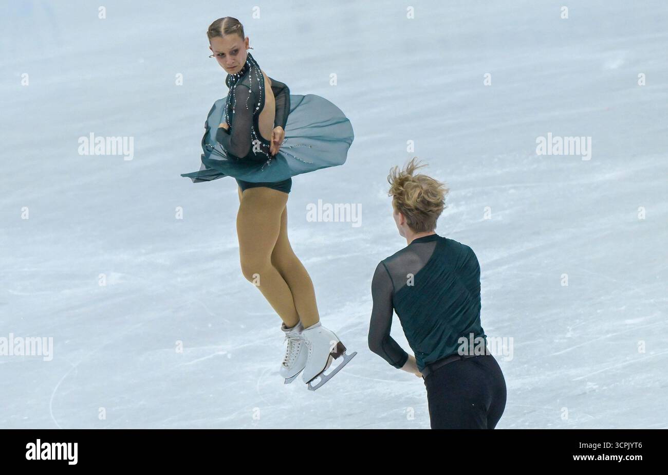 Oberstdorf, Deutschland. September 2025. Eiskunstlauf: Challenger Series - Nebelhorn Trophy, Letizia Roscher und Luis Schuster aus Deutschland während ihrer Freilauf in Paaren. Quelle: Peter Kneffel/dpa/Alamy Live News Stockfoto