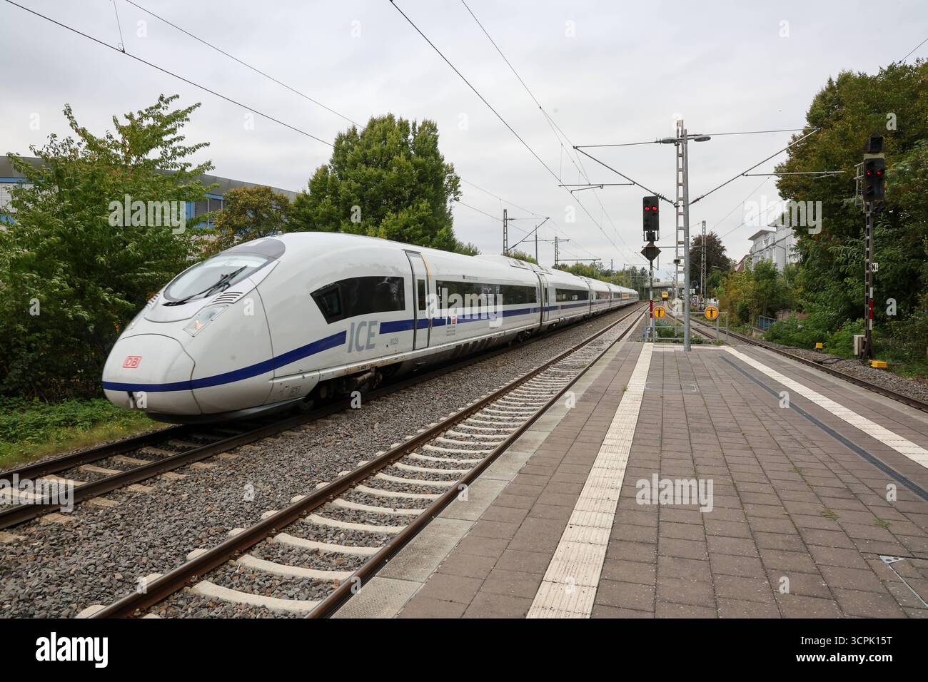 Eisenbahnverkehr in Bünde. Schnell als geplant: ICE 3neo zwischen Berlin und Amsterdam im Einsatz. Flagschiff der ICE Flotte im Bahnhof Bünde Westf.. Intercity Express Zug ICE/ICE 3neo/Baureihe 408. Die ICE ersetzen auf der Linie zwischen den beiden Hauptstädten die in die Jahre gekommenen Intercity-Züge. Bünde, Nordrhein-Westfalen, DEU, Deutschland, 26.09.2025 *** Bahnverkehr in Bünde schneller als geplant ICE 3neo im Betrieb zwischen Berlin und Amsterdam Flaggschiff der ICE-Flotte am Bahnhof Bünde Westf Intercity Express ICE 3neo Klasse 408 die ICES ersetzen die alternden I Stockfoto