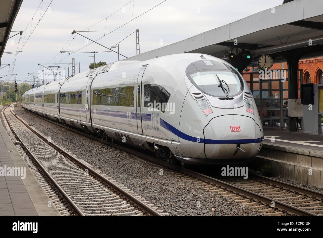 Eisenbahnverkehr in Bünde. Schnell als geplant: ICE 3neo zwischen Berlin und Amsterdam im Einsatz. Flagschiff der ICE Flotte im Bahnhof Bünde Westf.. Intercity Express Zug ICE/ICE 3neo/Baureihe 408. Die ICE ersetzen auf der Linie zwischen den beiden Hauptstädten die in die Jahre gekommenen Intercity-Züge. Bünde, Nordrhein-Westfalen, DEU, Deutschland, 26.09.2025 *** Bahnverkehr in Bünde schneller als geplant ICE 3neo im Betrieb zwischen Berlin und Amsterdam Flaggschiff der ICE-Flotte am Bahnhof Bünde Westf Intercity Express ICE 3neo Klasse 408 die ICES ersetzen die alternden I Stockfoto