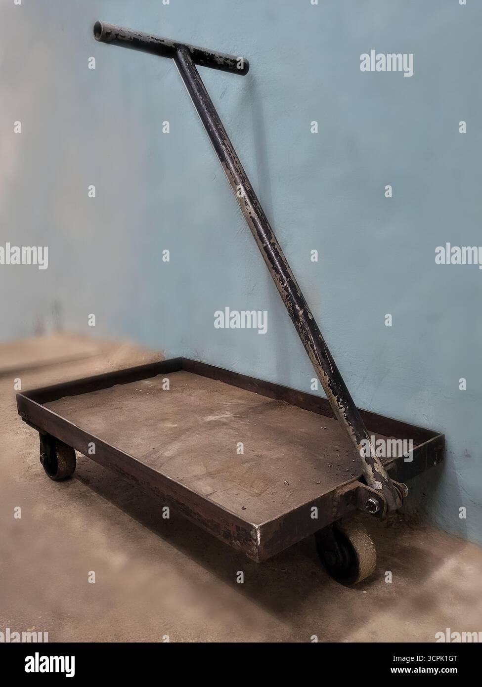 Manueller Palettenwagen auf dem Boden - Smartphone-aufgenommenes Stockfoto