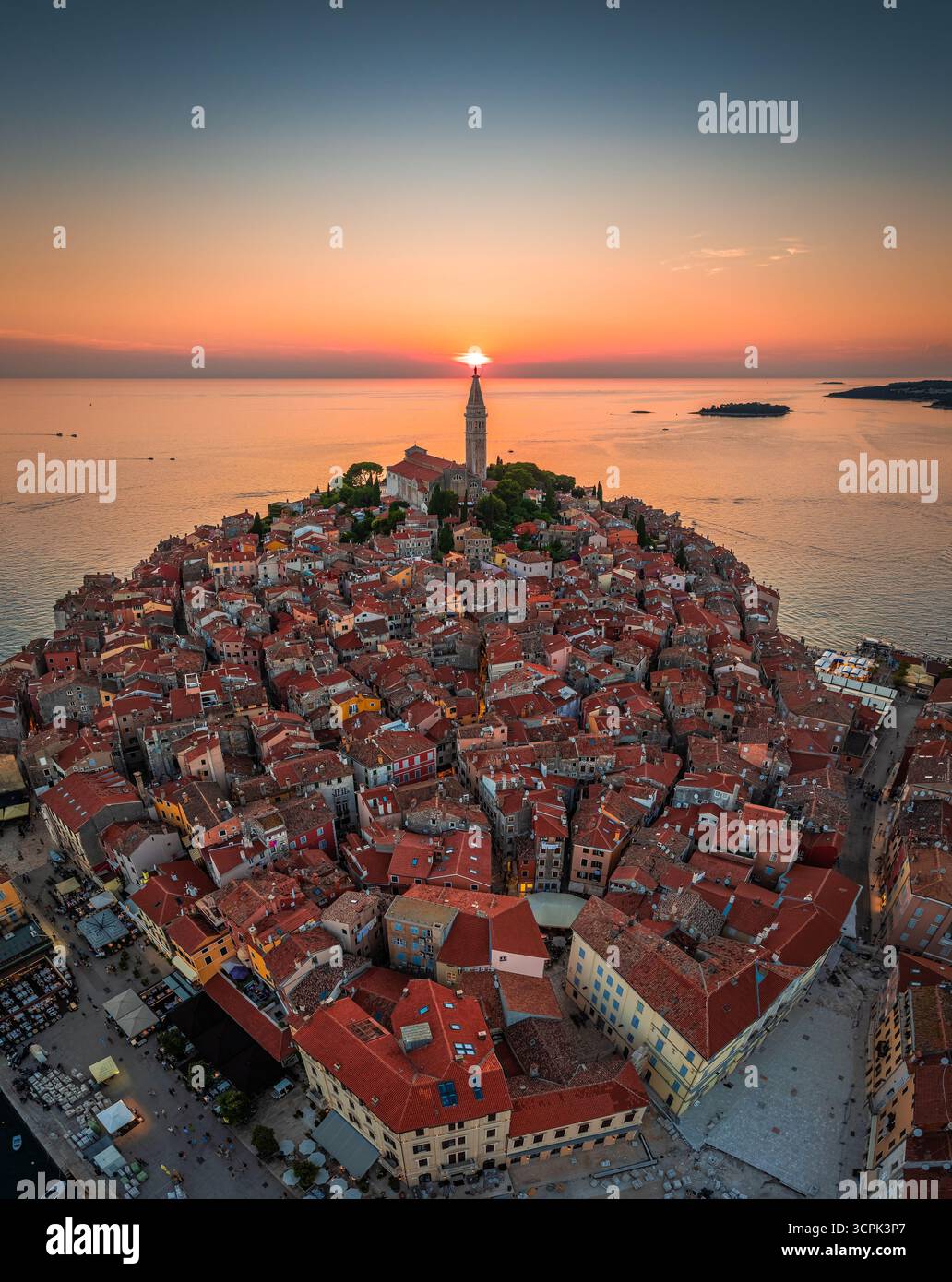 Rovinj, Kroatien - vertikale Panoramasicht auf die Altstadt von Rovinj mit der Kirche St. Euphemia und der untergehenden Sonne an einem Sommernachmittag in Istrien Stockfoto