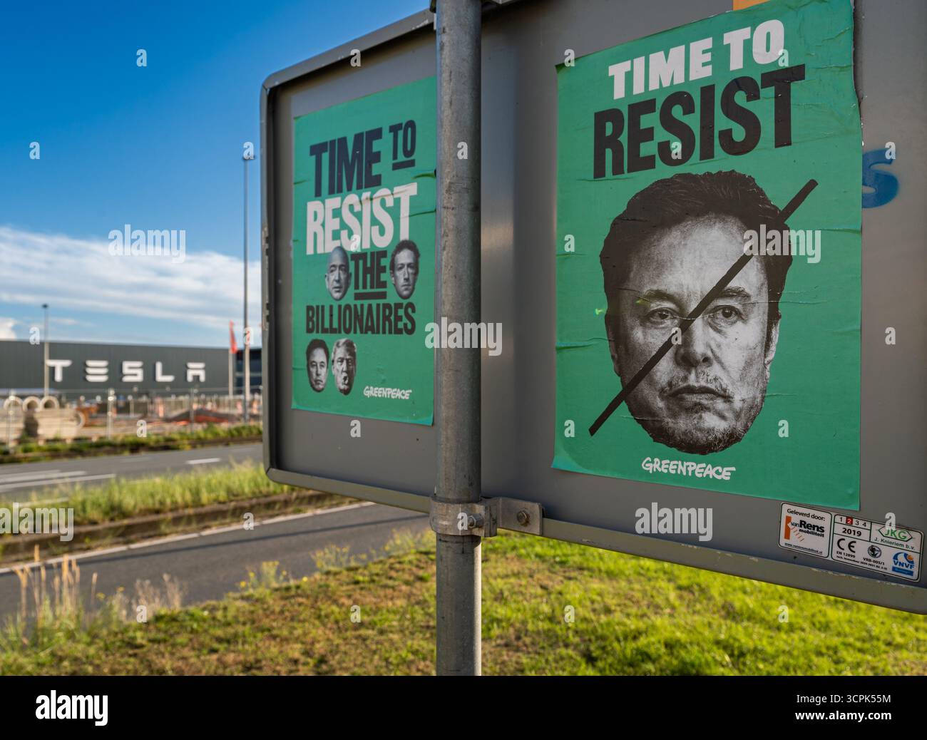 Amsterdam, Niederlande, 23.09.2025, Aktivist Poster von Greenpeace, das Elon Musk vor der Tesla-Anlage in Amsterdam-zuidoost ins Visier nimmt Stockfoto